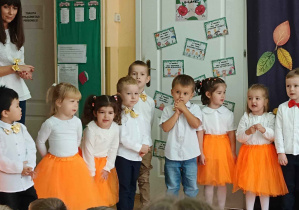 dzieci podczas śpiewania piosenki dla pracowników przedszkola
