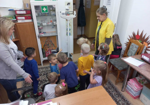dzieci zwiedzają gabinet Pani pielęgniarki