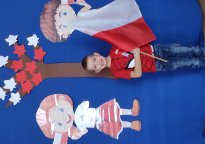 Kacper z flagą Polski w ręku