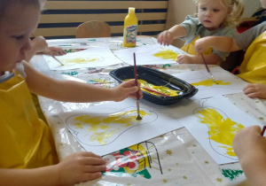 dzieci malują farbą gruszki