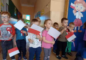 dzieci z flagami