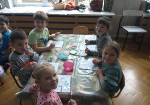 dzieci przy stoliku