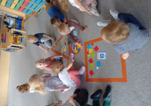 dzieci segregują figury koło,kwadrat, trójkąt