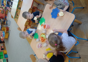 dzieci spożywają zdrowe i pyszne kanapki