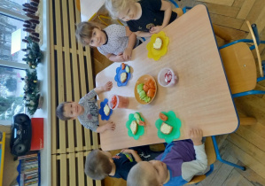 dzieci w trakcie spożywania smacznego i zdrowego śniadania