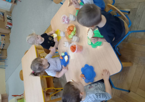 dzieci zjadają kanapki z pastą jajeczną