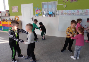 dzieci w trakcie zabawy Dwóm tańczyć się zachciało
