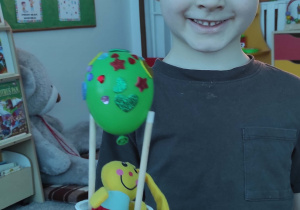 Kacper ze swoim balonem i zajączkiem