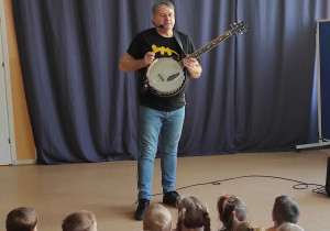 muzyk omawia instrument banjo