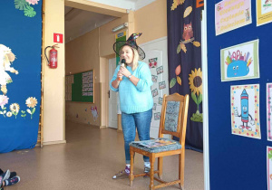 Nauczycielka zaprasza dzieci do słuchowiska