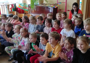 dzieci śpiewają piosenkę powitankę