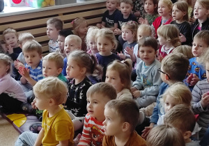 przedszkolaki słuchają koncertu