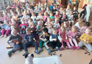 przedszkolaki w oczekiwaniu na wysłuchanie bajki