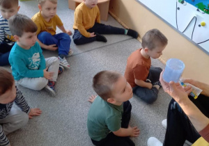 dzieci poznają przybory do mycia zębów