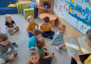 dzieci słuchają opowiadania o ząbkach