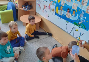 dzieci słuchaja pogadanki o myciu zębów