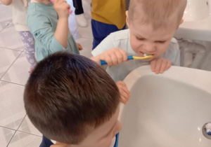 mycie zębów pod kontrolą pielęgniarki