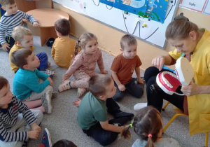 pokaz prawidłowego mycia zębów