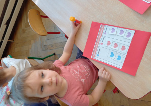 dziewczynka ze swoją pracą