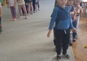 dzieci rzucają woreczkiem do celu