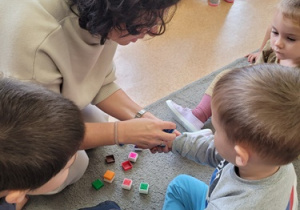 Chłopiec otrzymuje pieczątkę po skończonych zajęciach