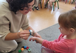 Dziewczynka otrzymuje pieczątkę po skończonych zajęciach