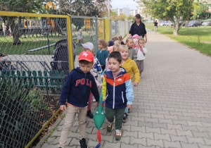 Maczki idą na spacer w poszukiwaniu oznak jesieni.