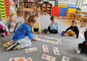 Dzieci układają domino z symboli jesiennych.