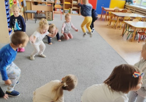 Dzieci naśladują poruszanie się zwierząt leśnych.