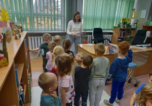 grupa dzieci słucha Pani bibliotekarki