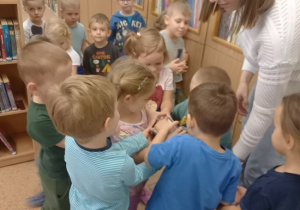 grupa dzieci słucha Pani bibliotekarki