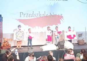 Dzieci podczas występu.