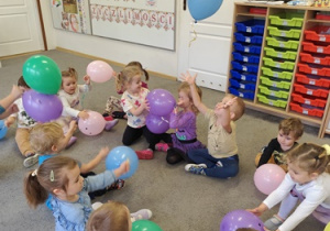 Dzieci bawią się balonami.