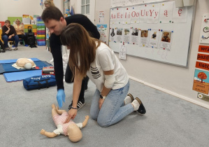 pracownicy przedszkola przeprowadzają resuscytację na fantomie