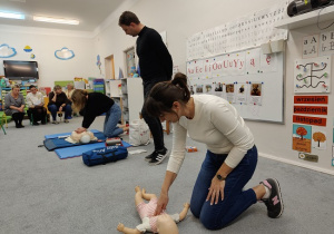 pracownicy przedszkola przeprowadzają resuscytację na fantomie