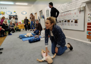 pracownicy przedszkola przeprowadzają resuscytację na fantomie