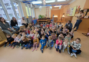 Dzieci oczekują na teatrzyk