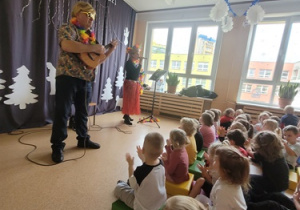 Muzyk grający na ukulele.