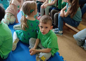 grupa dzieci podczas występu