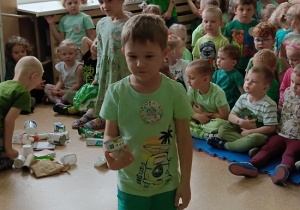 dzieci segregują śmieci