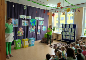 panie prezentują przedstawienie