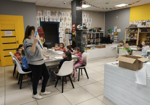 dzieci uczestniczą w grach planszowych