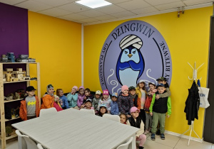 dzieci pozują do zdjęcia