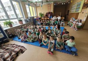 dzieci obserwują zabawy