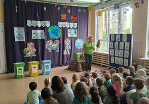 Pani objaśnia zasady zabawy