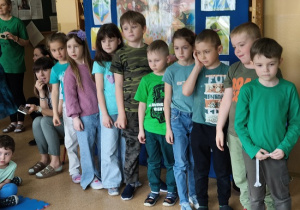 grupa dzieci ustawia się do zabawy