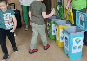 chłopiec segreguje śmieci