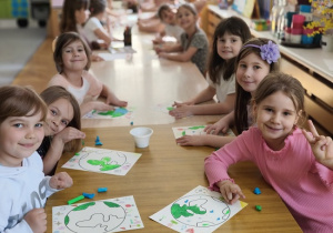 dzieci kolorują rysunek kuli ziemskiej