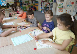 dzieci kolorują rysunek kuli ziemskiej