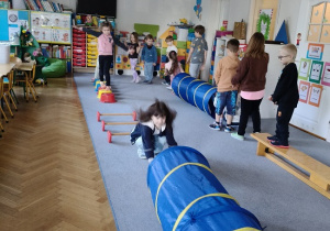 dziewczynka przechodzi w tunelu
